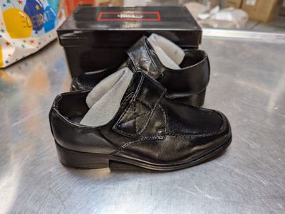 une paire de chaussures noires posée sur une surface métallique