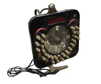 une horloge logée dans un boîtier noir