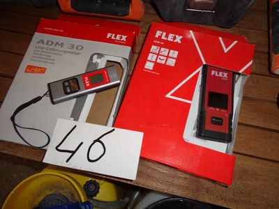 une boîte contenant un téléphone portable et d'autres objets, posée sur une table
