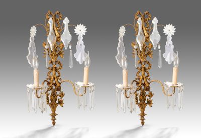 paire d'appliques murales anciennes ornées de pendentifs en cristal