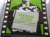 une affiche de cinéma posée par terre dans les toilettes publiques