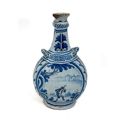 un vase bleu et blanc avec un oiseau dessus