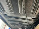 un gros plan sur le pot d'échappement d'une voiture et le pot d'échappement