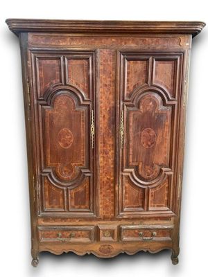 Armoire en chêne et bois de placage, à décor en marqueterie …