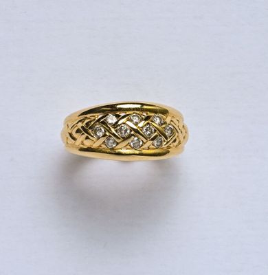 Bague Jonc bombé en or jaune 18K (750/oo) centré d'un décor …
