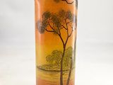 un vase avec un tableau posé sur une table