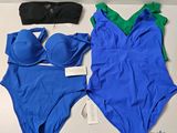 deux maillots de bain et un chapeau posés sur une table