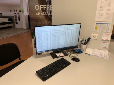 un bureau équipé d'un écran d'ordinateur et d'un clavier
