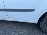 la photo d'une voiture blanche garée dans un parking