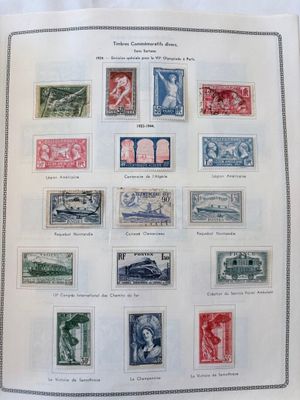 un livre ouvert, couvert de timbres, posé sur une table