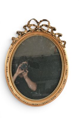 une personne se prenant en photo dans un miroir
