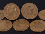 gros plan d'un paquet de pièces de monnaie posé sur une table