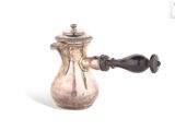 une cafetière en argent avec une poignée noire sur fond blanc