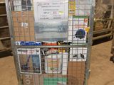 un chariot métallique chargé de nombreux objets dans un entrepôt