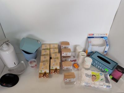 un plan de travail sur lequel sont disposés divers produits alimentaires