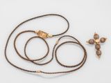 un gros plan d'un collier, d'un bracelet et d'une bague posés sur une surface blanche