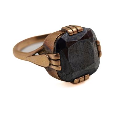 une image d'une bague sertie d'une pierre noire
