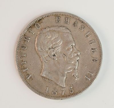 gros plan d'une pièce de monnaie sur laquelle figure un visage de femme
