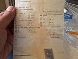 une personne tenant un papier sur lequel figure un reçu