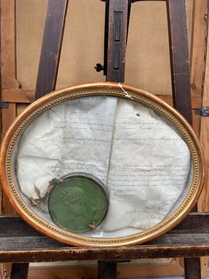 un miroir posé sur un chevalet en bois devant un mur
