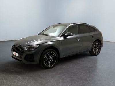 un SUV Audi gris garé dans une pièce vide