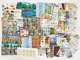 une photo montrant une importante collection de timbres et de cartes postales