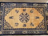 un vieux tapis oriental orné de motifs bleus et jaunes