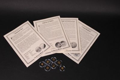 quatre cartes et quatre boutons sont posés sur une surface noire
