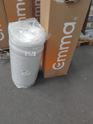 une poubelle blanche posée à côté d'une pile de cartons