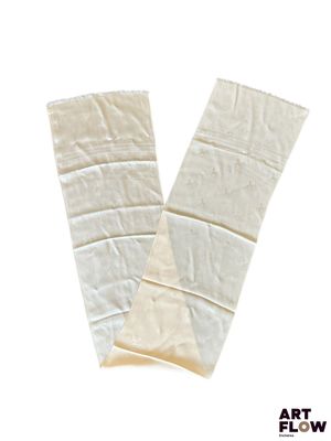 deux feuilles de papier blanc sur lesquelles sont inscrits les mots « art flow »