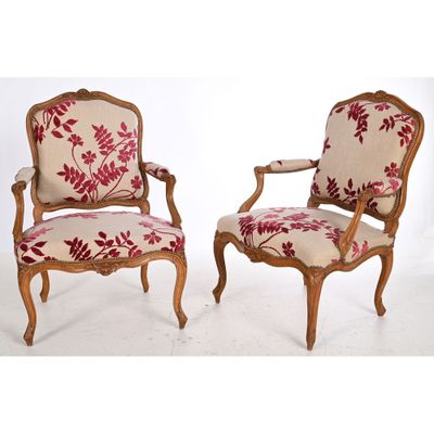 paire de fauteuils de style Louis XV avec coussins rembourrés à motifs floraux