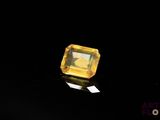 gros plan d'un diamant jaune sur une surface noire