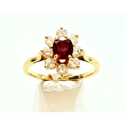 une photo d'une bague en diamant rouge et blanche posée sur un fond blanc