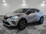 Le nouveau SUV Renault C-HR est garé dans un showroom.