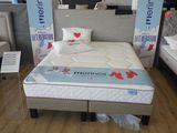 de nombreux matelas exposés dans un magasin
