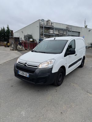 la camionnette blanche est garée sur le parking à l'extérieur du bâtiment