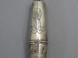 une poivrière ancienne en métal argenté, ornée d'un monogramme