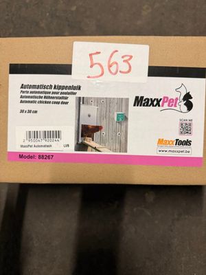 une boîte en carton sur laquelle est collé un autocollant, posée sur une table