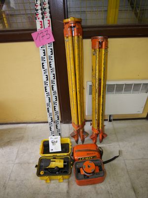 trois types différents d'outils de chantier posés par terre