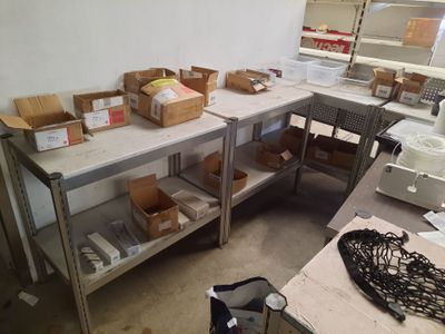 de nombreuses boîtes de nourriture sur la table de la cuisine