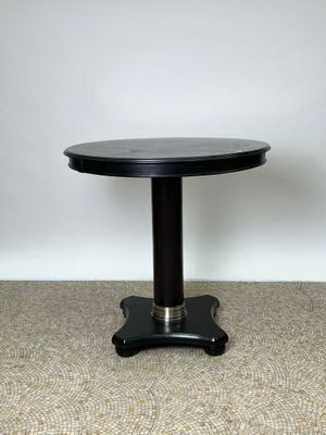 une table noire avec un piètement noir et un plateau noir
