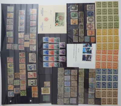 Plusieurs types de timbres sont exposés dans une vitrine.