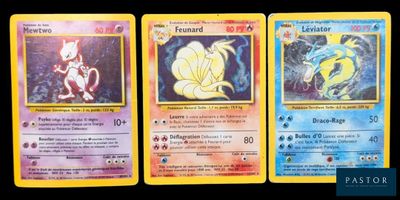 trois cartes Pokémon présentant des motifs différents sur un fond noir