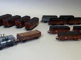 un grand nombre de trains miniatures posés sur une table