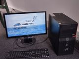 un ordinateur de bureau posé par terre à côté d'un clavier et d'une souris