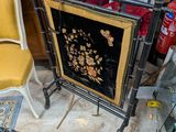 une photo d'une chaise et d'une table dans une pièce