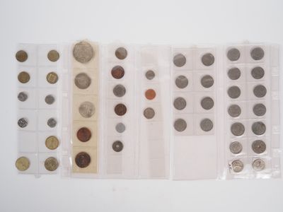 beaucoup de pièces dans un étui en plastique posé sur la table
