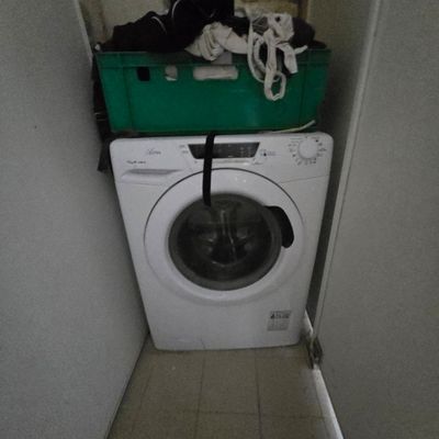 une machine à laver surmontée d'un panier