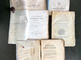 plusieurs vieux livres posés les uns sur les autres sur une table
