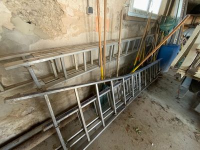 un tas d'échelles dans une pièce avec une fenêtre